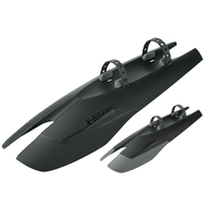 Cyklistický blatník SKS X-BOARD upevněný na spodní rámovou trubku horského kola